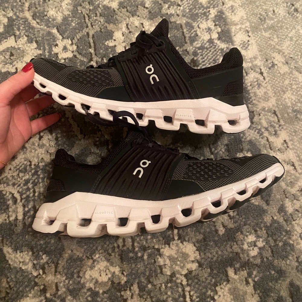✨On Cloud Running Shoes✨ women’s size 8